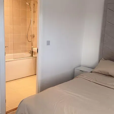 Double En-suite Near Cribbs Causeway * ブリストル