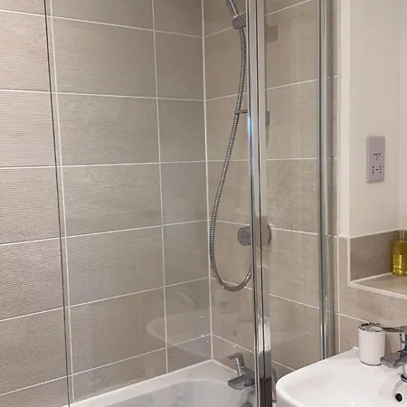 Double En-suite Near Cribbs Causeway * ブリストル