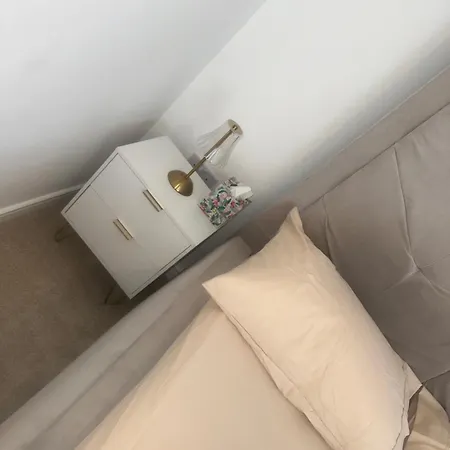 Double En-suite Near Cribbs Causeway *