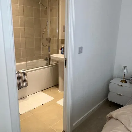 Double En-suite Near Cribbs Causeway * ブリストル