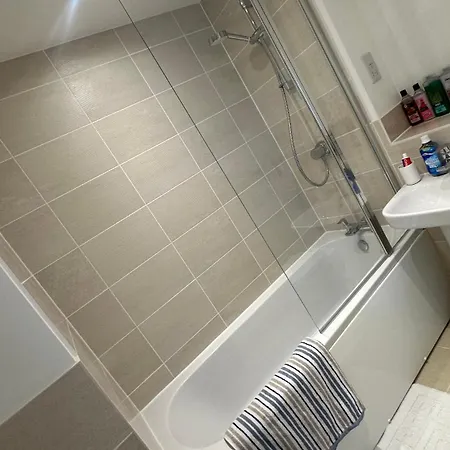 Double En-suite Near Cribbs Causeway * ブリストル