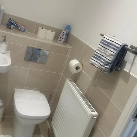 Double En-suite Near Cribbs Causeway * ブリストル