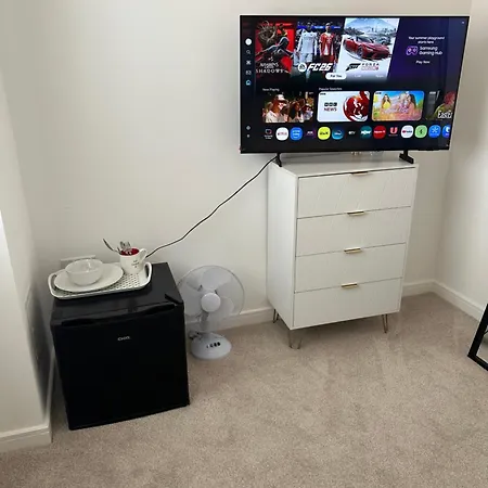 ホームステイ Double En-suite Near Cribbs Causeway ブリストル