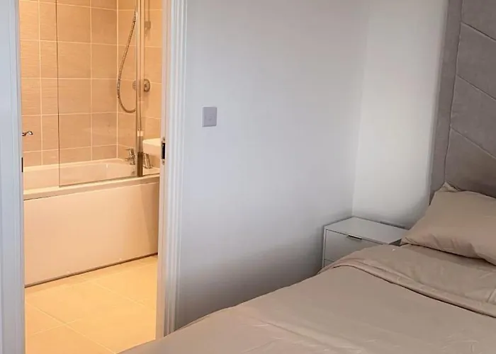 Double En-suite Near Cribbs Causeway * Bristol