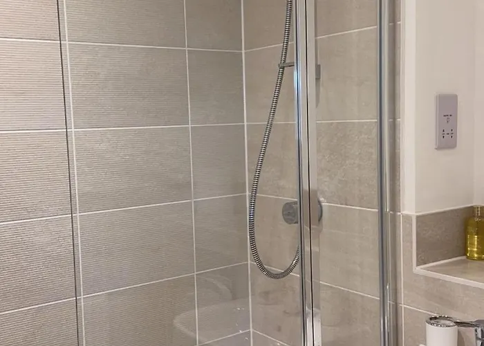 Double En-suite Near Cribbs Causeway * Bristol